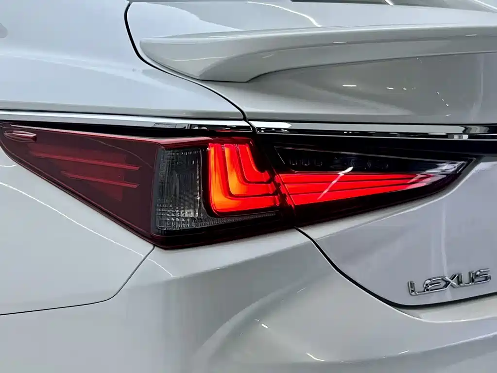Lexus ES 2022 — фото 17