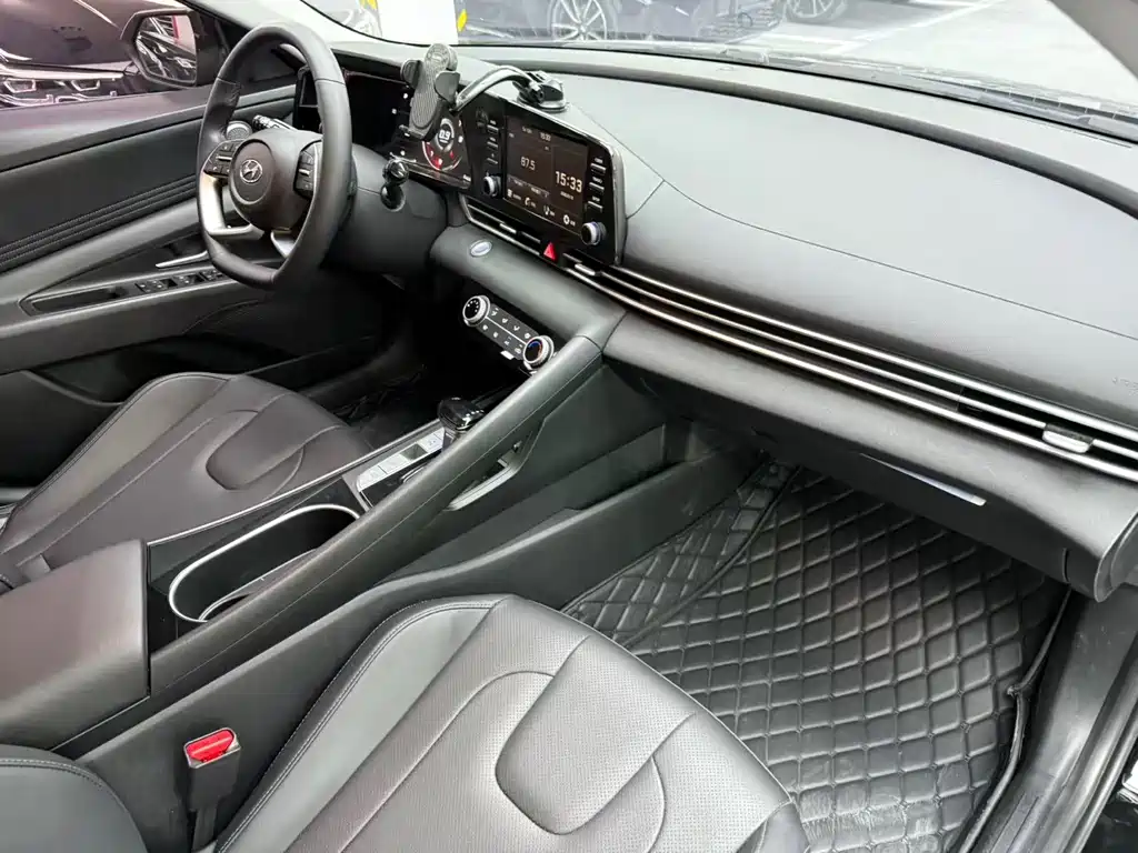 Hyundai Elantra 2023 — фото 12