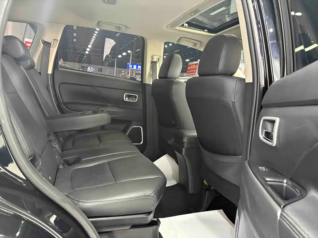 Mitsubishi Outlander 2017 — фото 17