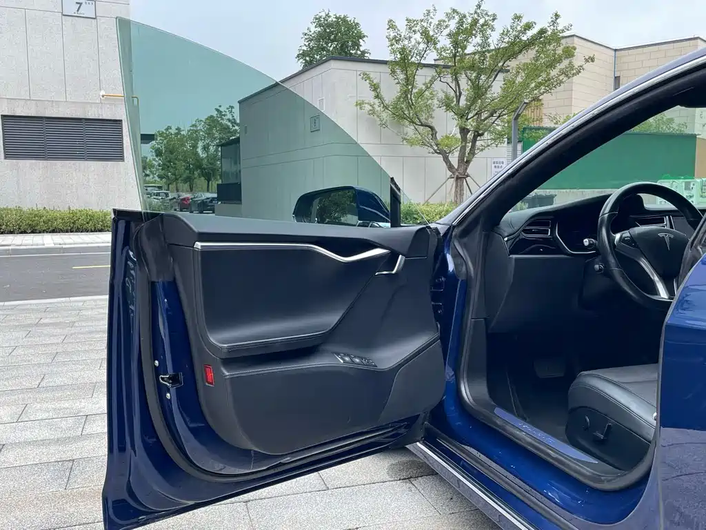 Tesla Model S 2017 — фото 12