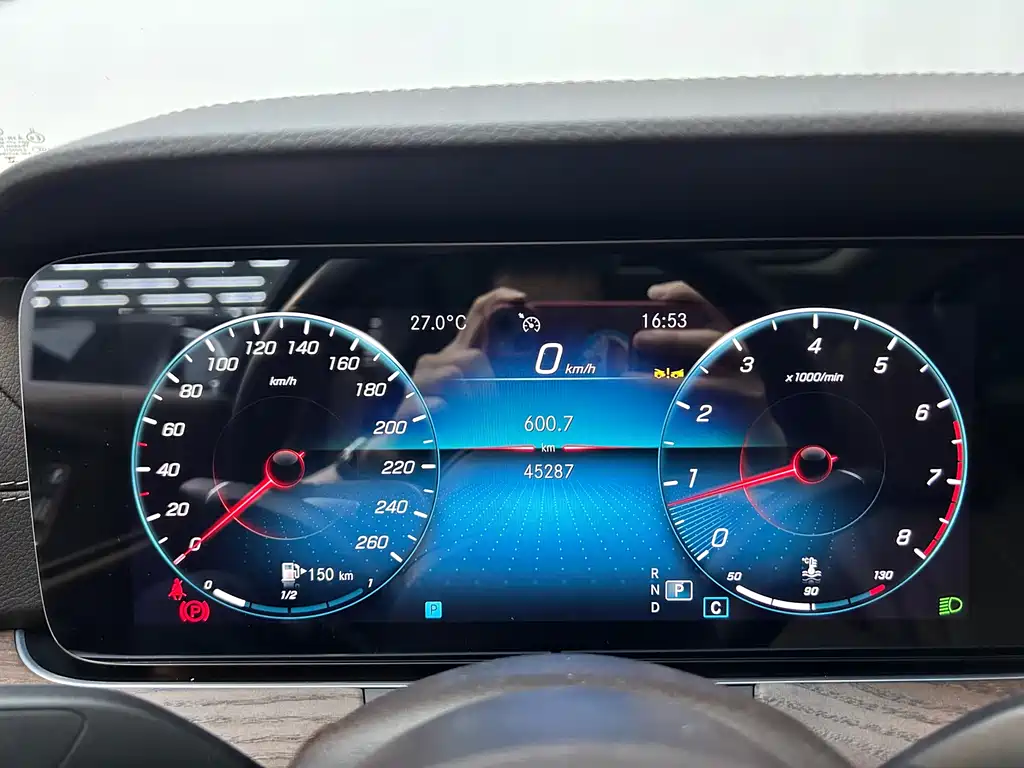 Mercedes-Benz E-Class 2023 — фото 13