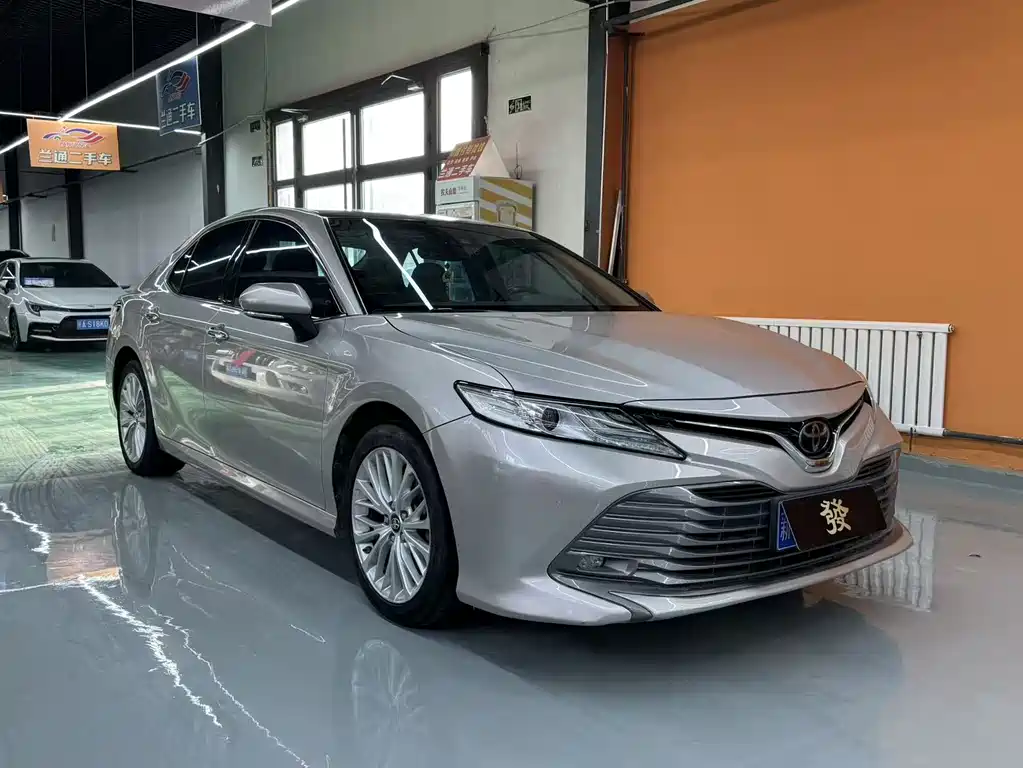 Toyota Camry 2019 — фото 2