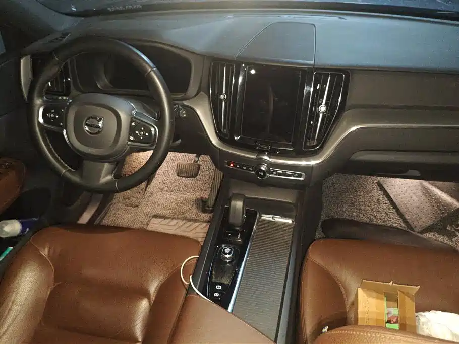 Volvo XC60 2022 — фото 12