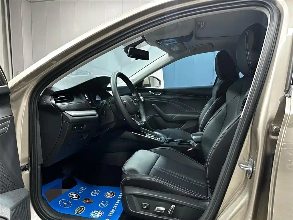 Skoda Octavia 2023 — фото 10