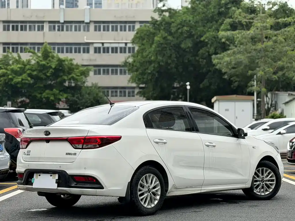 Kia K2 2017 — фото 12