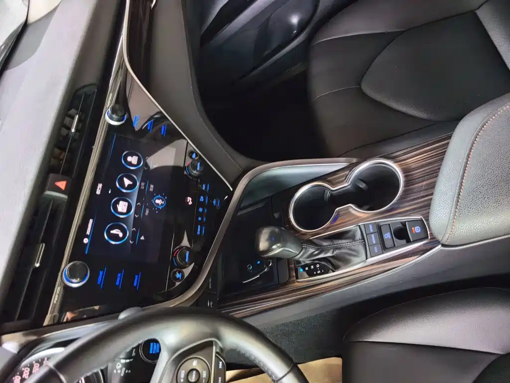 Toyota Camry 2019 — фото 12