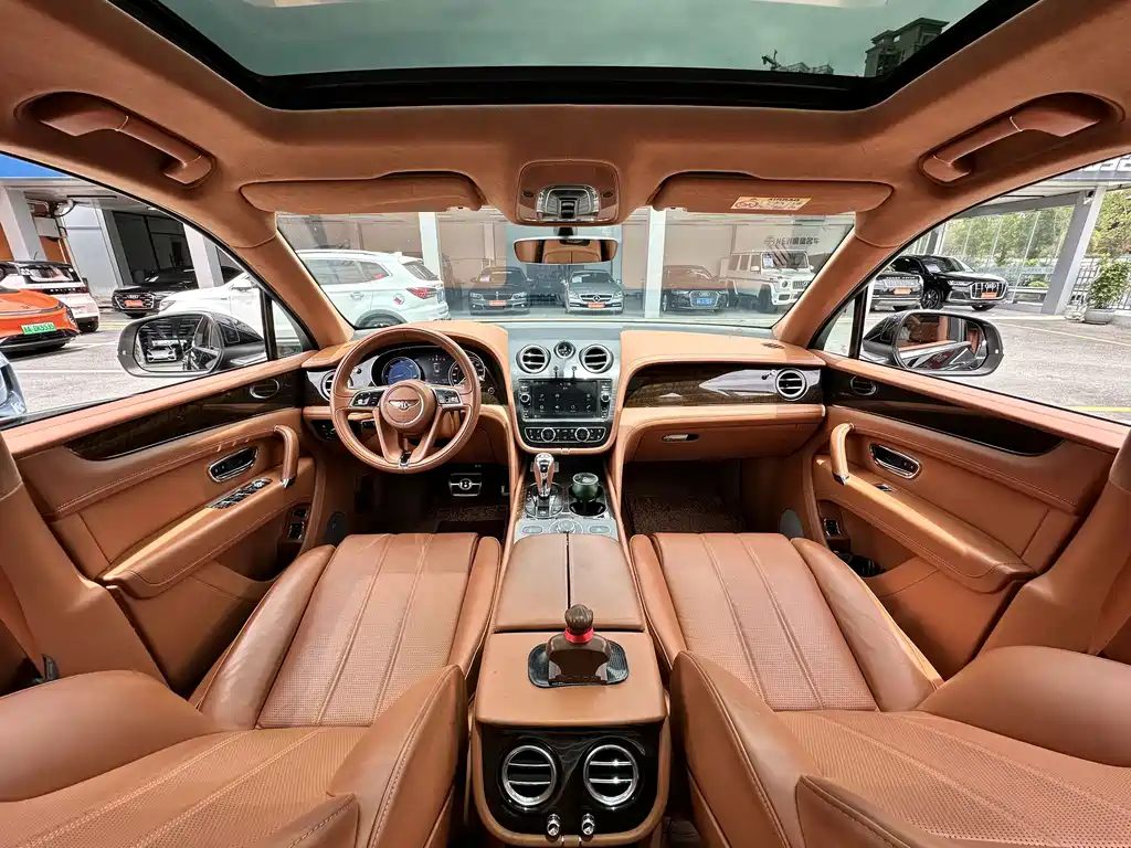 Bentley Bentayga 2018 — фото 14