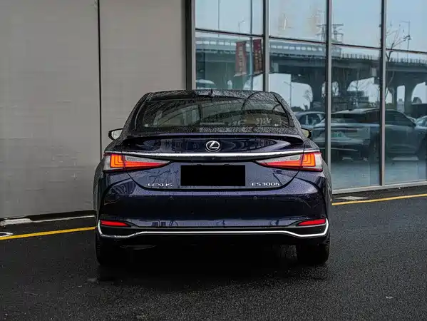 Lexus ES 2022
