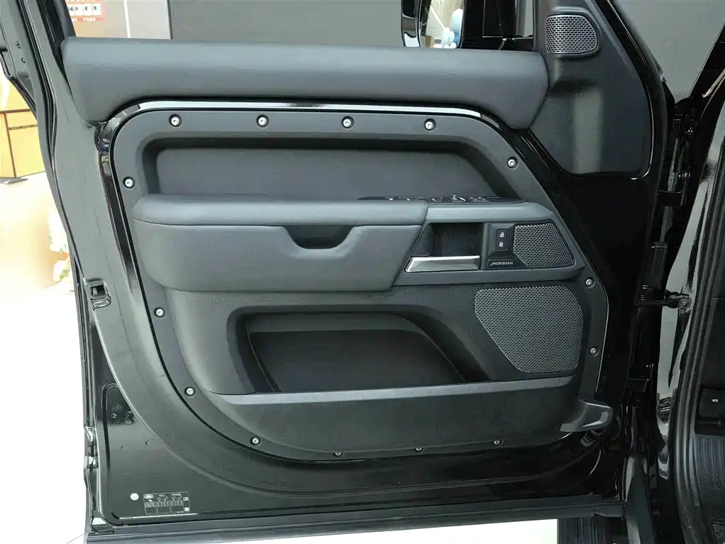 Land Rover Defender 2024 — фото 14
