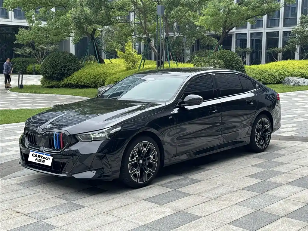 BMW 5 Series 2026 — фото 1