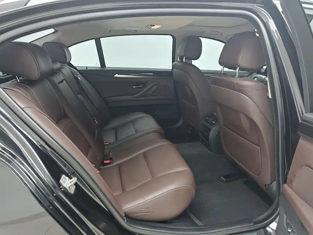 BMW 5 Series 2016 — фото 12