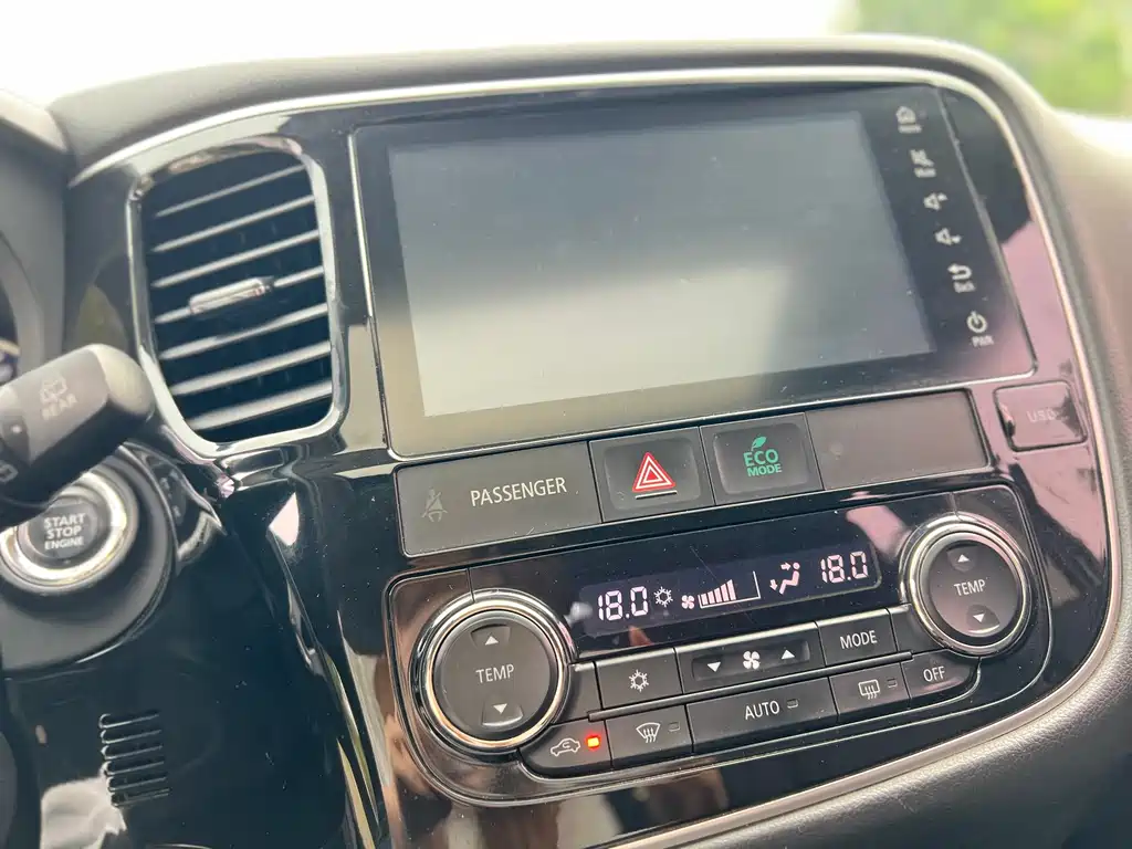 Mitsubishi Outlander 2017 — фото 11