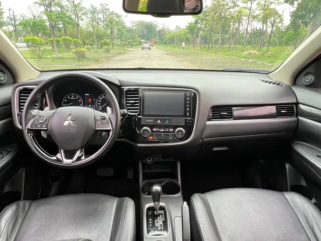 Mitsubishi Outlander 2017 — фото 12
