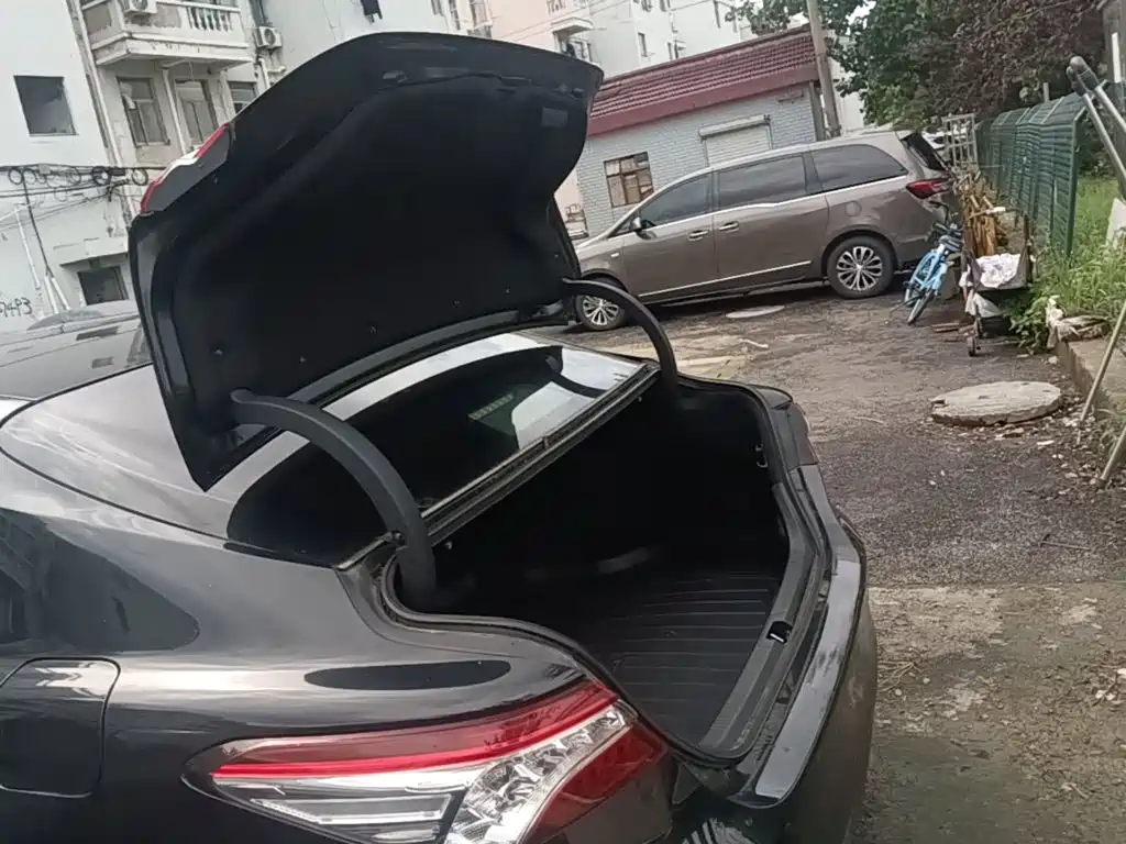 Toyota Camry 2018 — фото 19