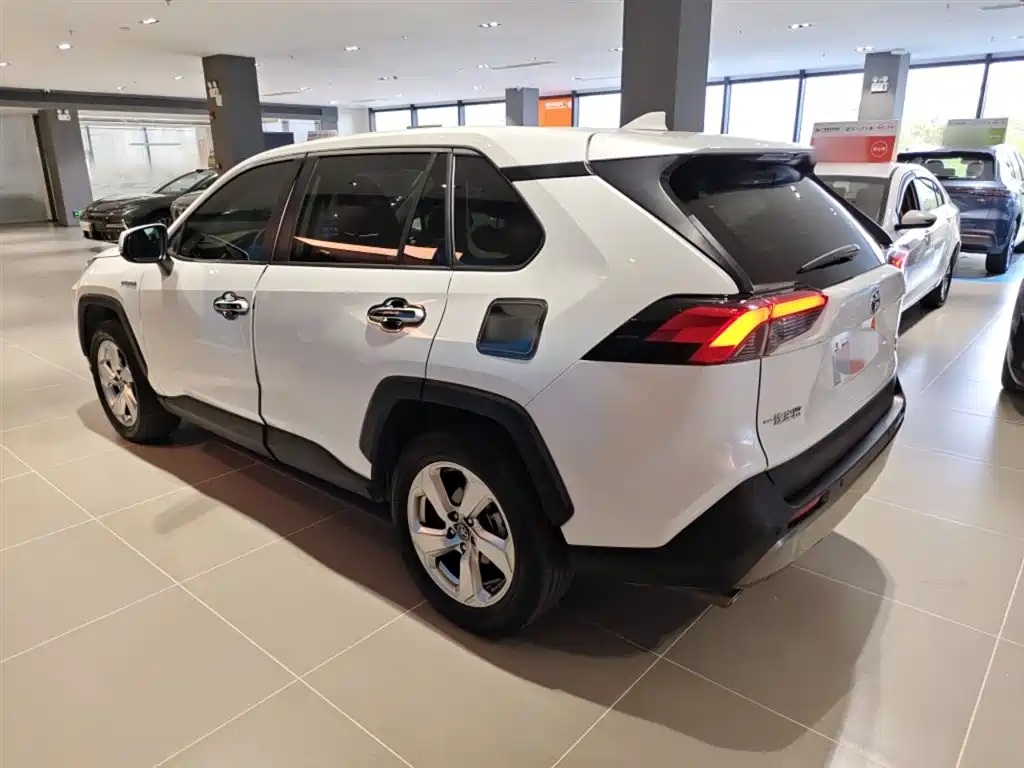 Toyota RAV4 2021 — фото 25