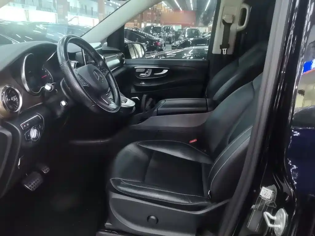 Mercedes-Benz V-Class 2023 — фото 15