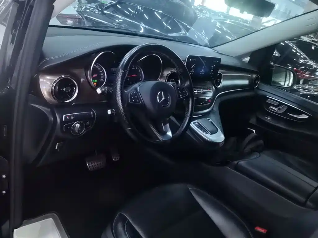 Mercedes-Benz V-Class 2023 — фото 10