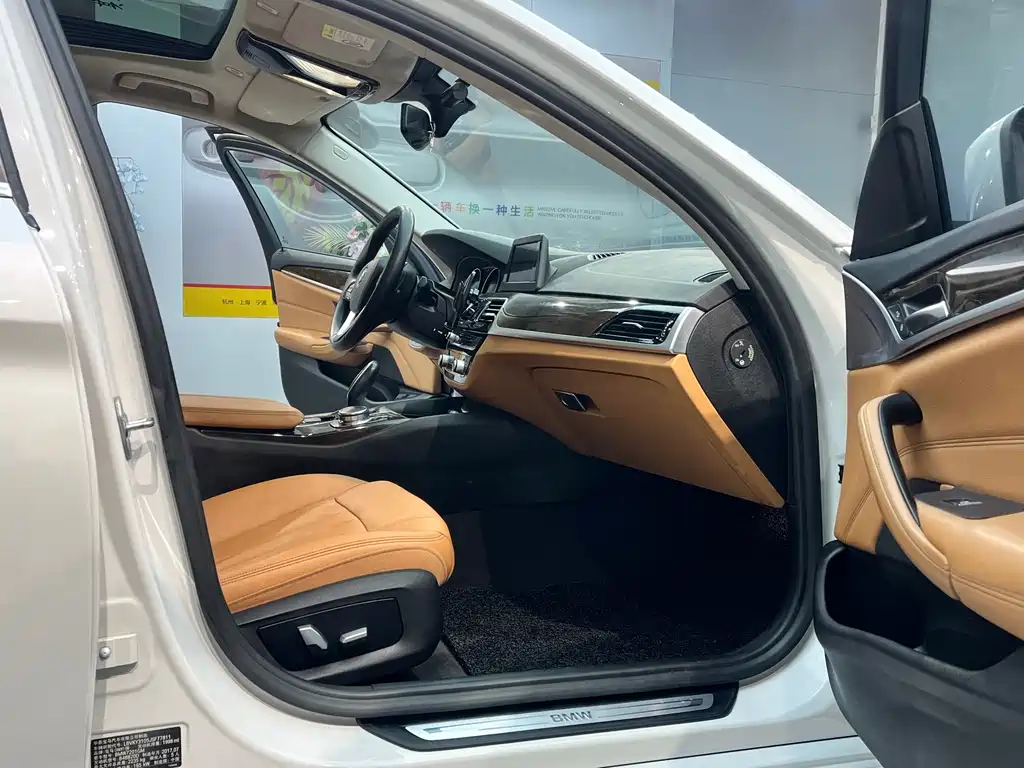 BMW 5 Series 2018 — фото 11