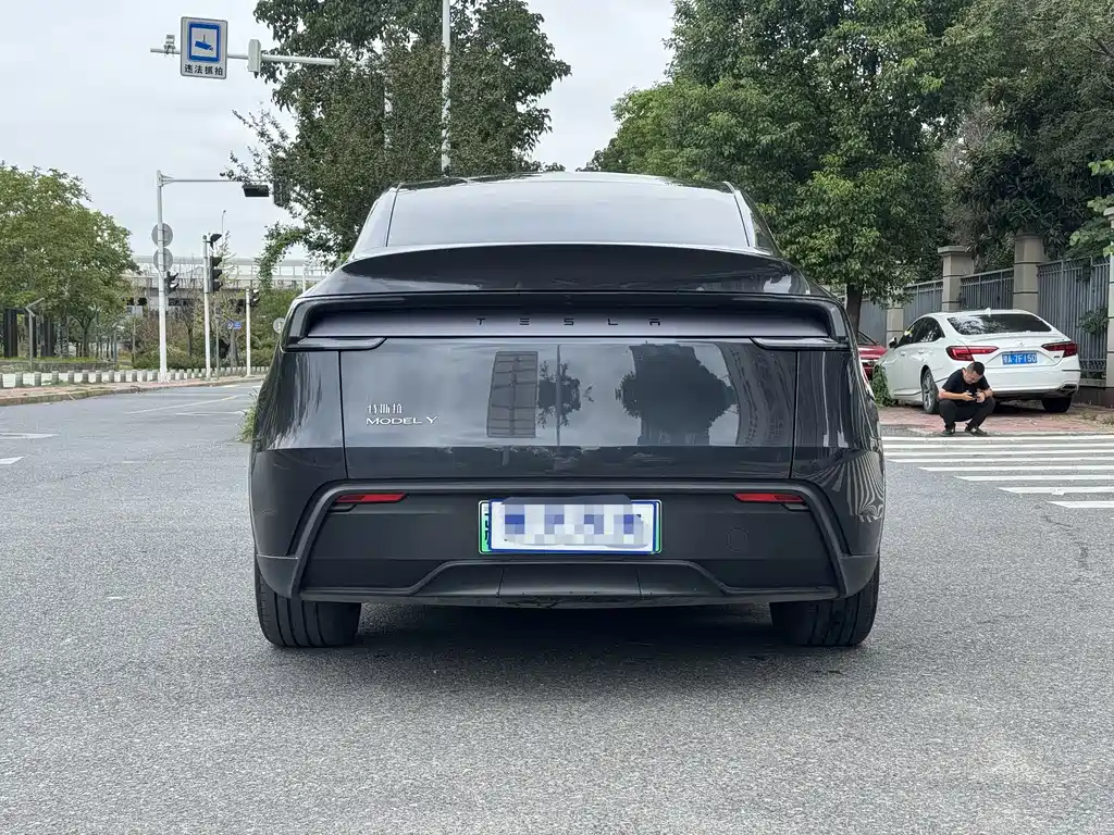 Tesla Model Y 2025 — фото 13