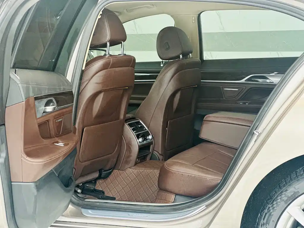 BMW 7 Series 2018 — фото 11