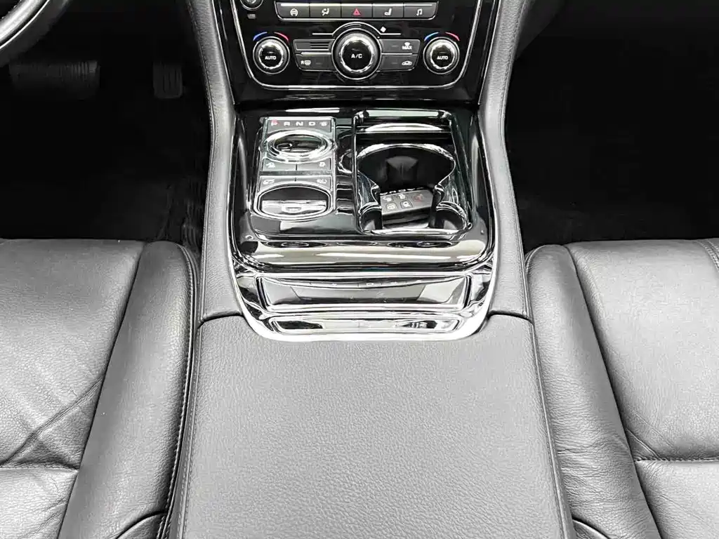 Jaguar XJ 2016 — фото 17