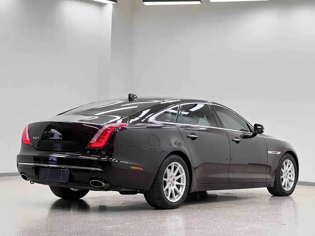 Jaguar XJ 2016 — фото 27