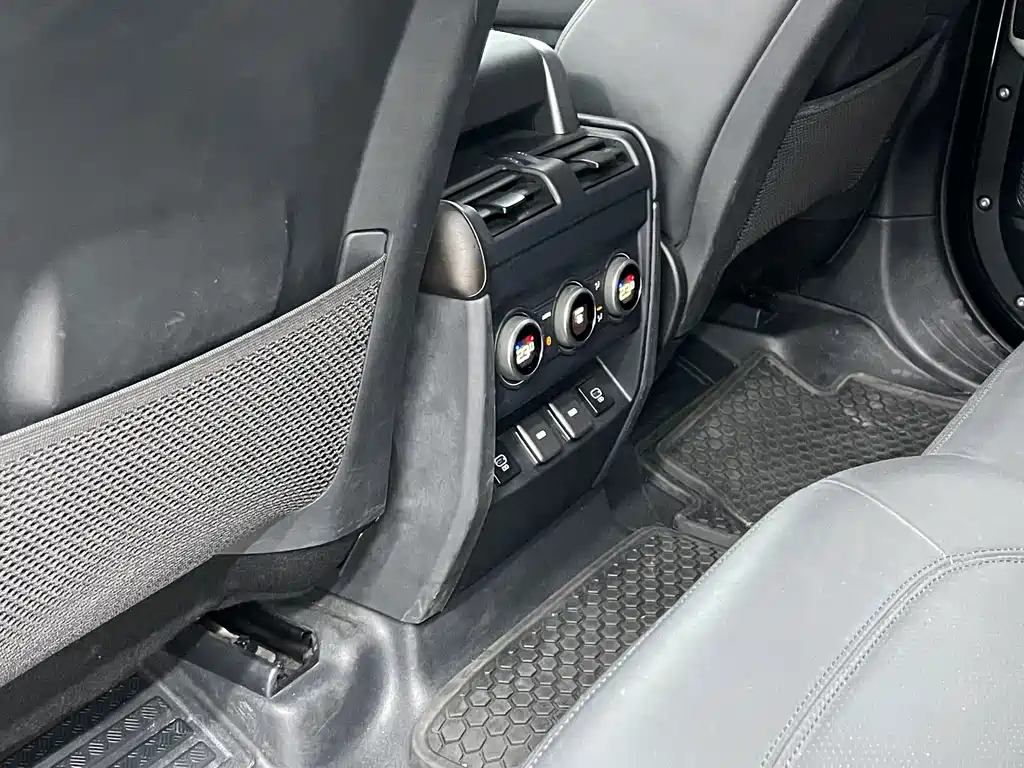 Land Rover Defender 2023 — фото 11