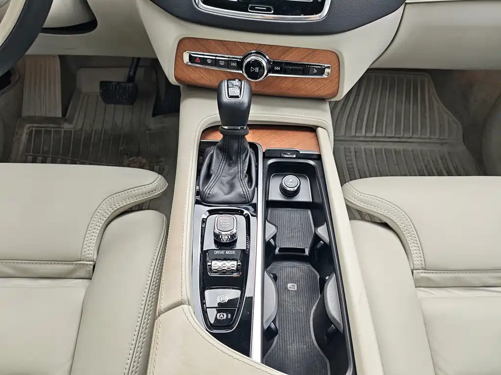 Volvo XC90 2019 — фото 11