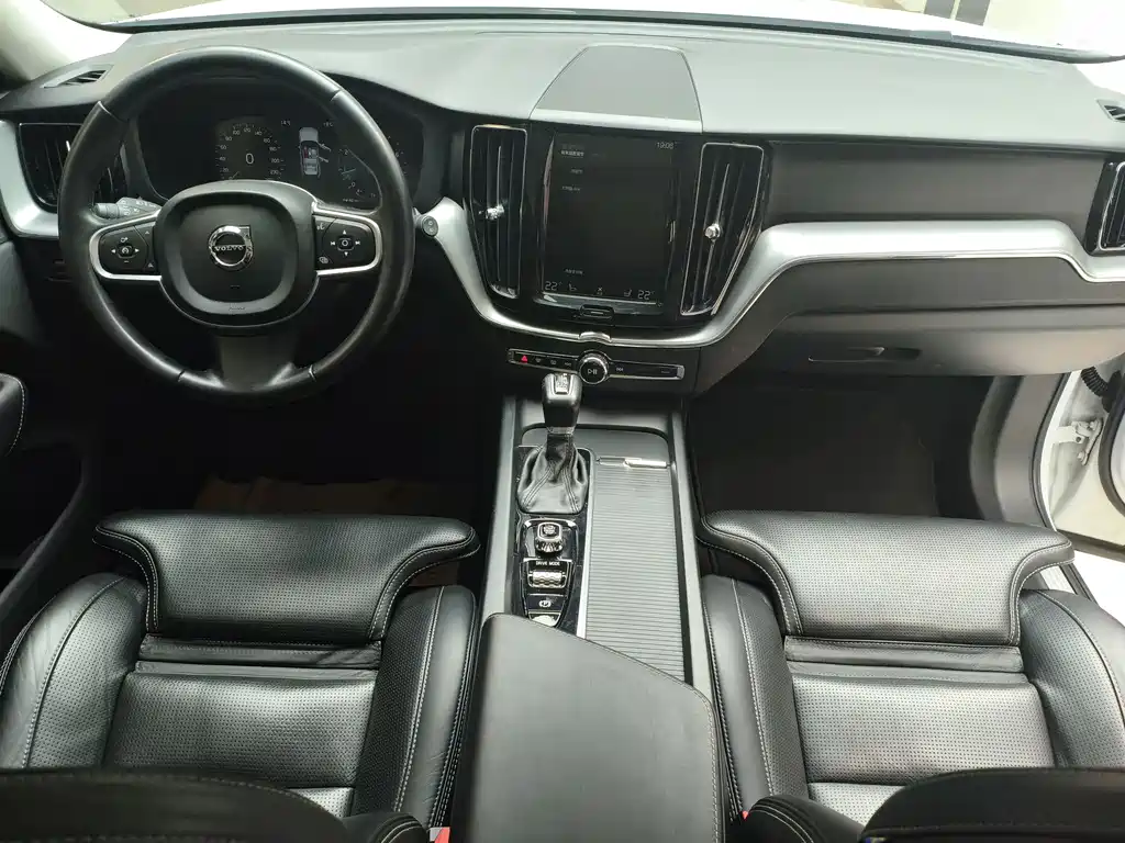 Volvo XC60 2018 — фото 18