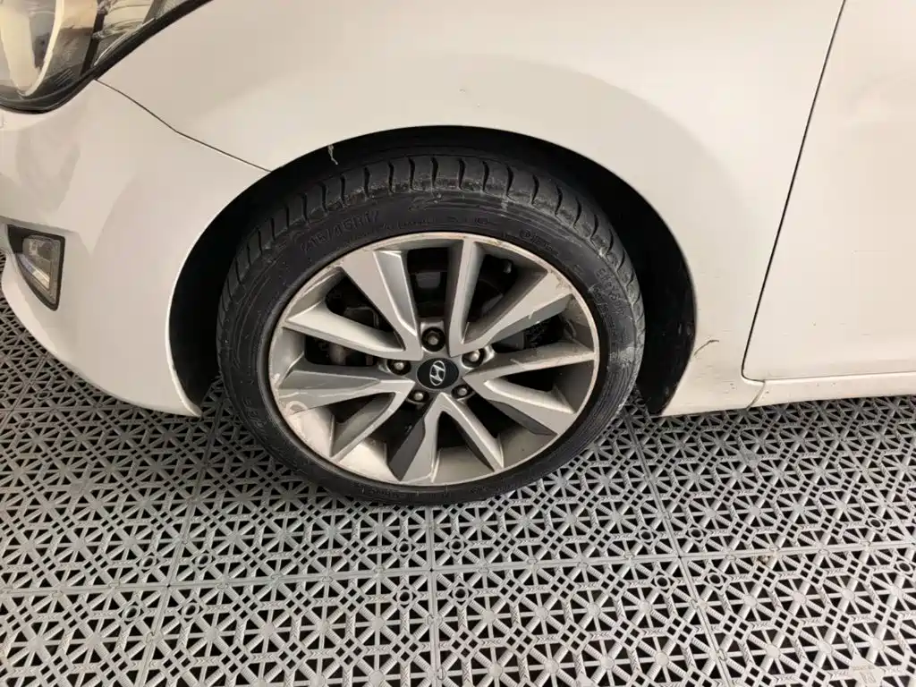 Hyundai Elantra 2015 — фото 23