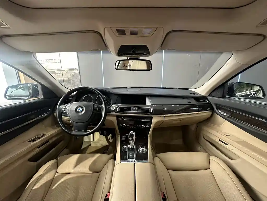 BMW 7 Series 2010 — фото 9