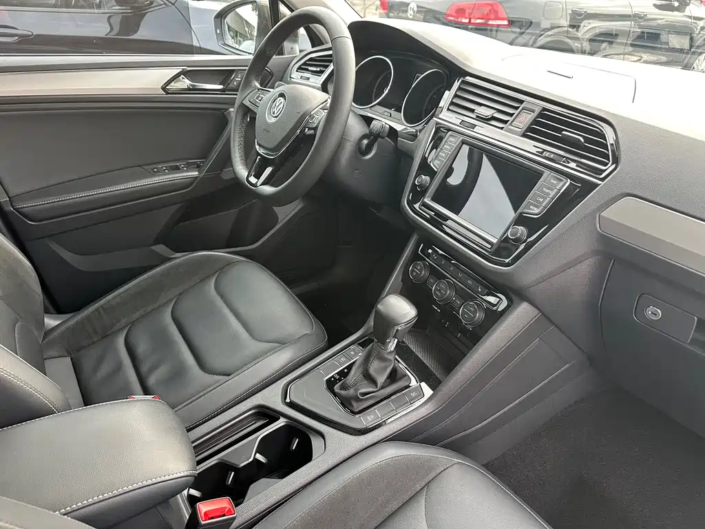 Volkswagen Tiguan L 2018 — фото 11