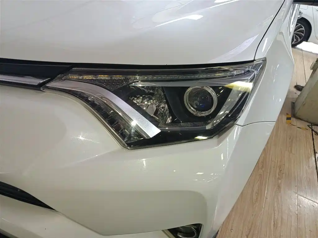 Toyota RAV4 2017 — фото 15