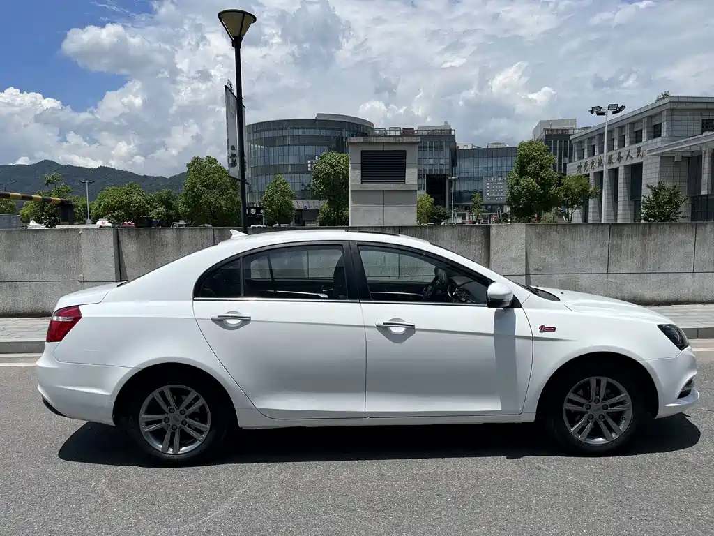 Geely Emgrand 2017 — фото 11