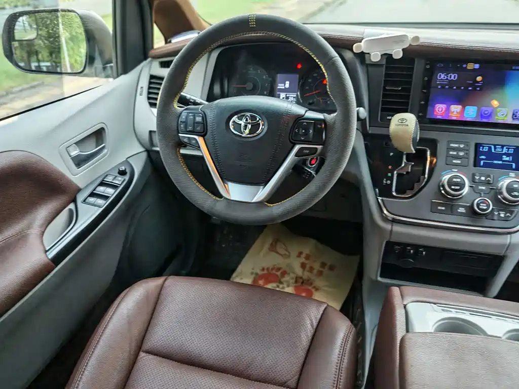 Toyota Sienna 2018 — фото 19