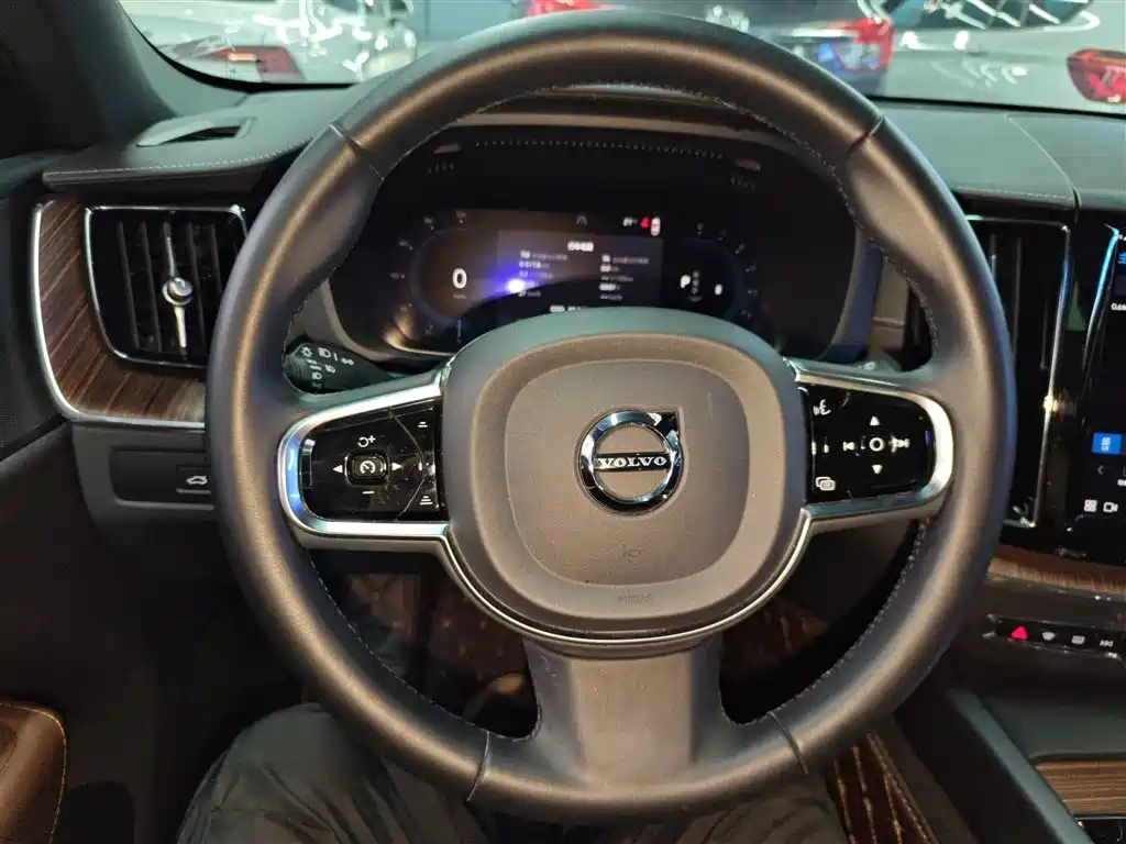 Volvo XC60 2022 — фото 11