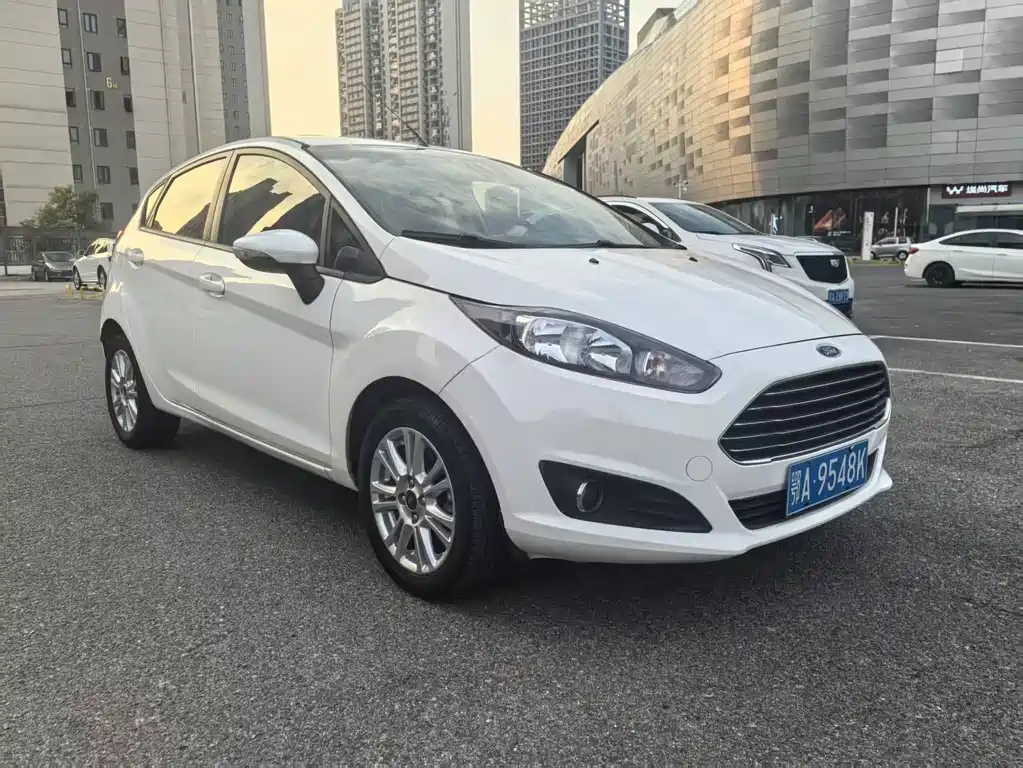 Ford Fiesta 2015 — фото 8