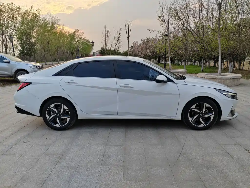 Hyundai Elantra 2023 — фото 20
