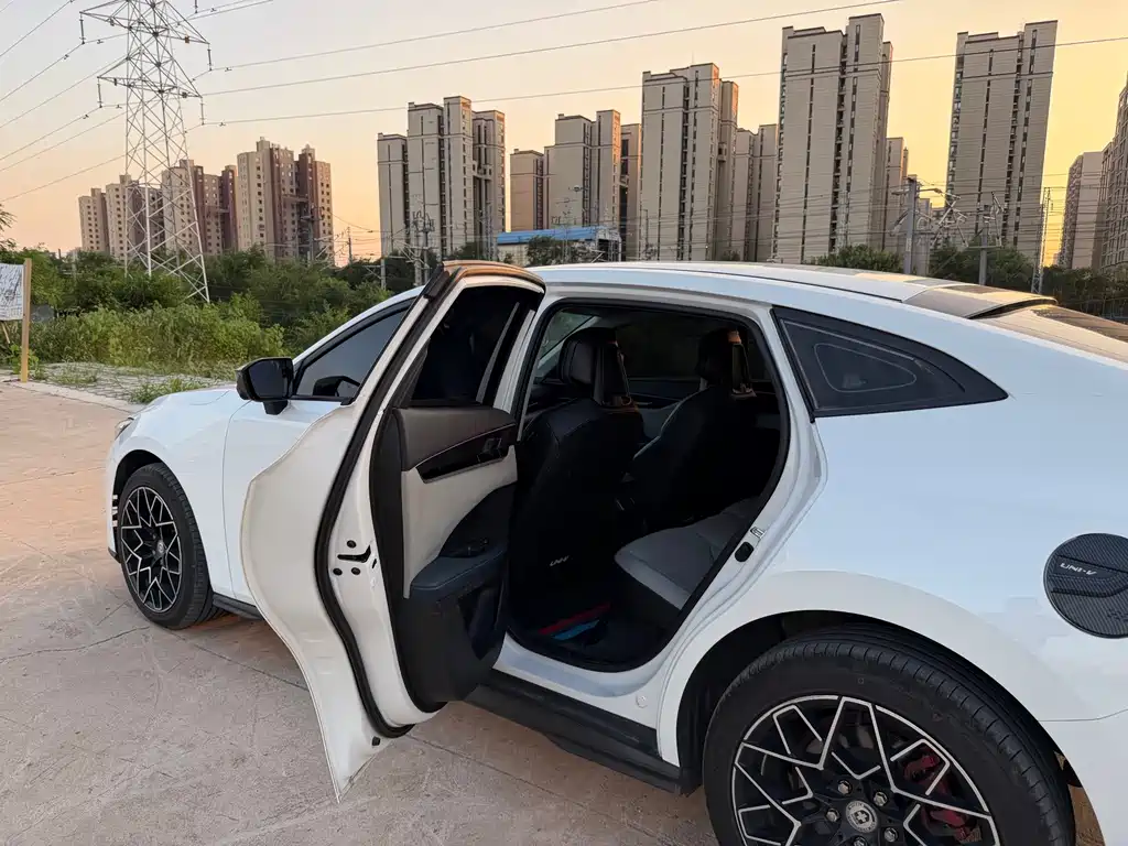 Changan UNI-V Smart Electric Idd 2023 — фото 8