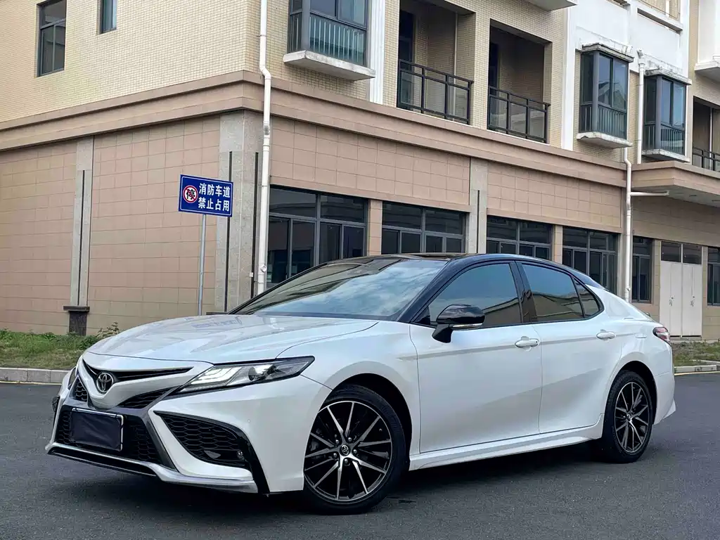 Toyota Camry 2024 — фото 1