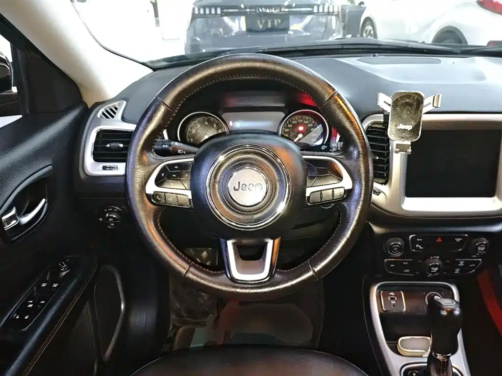 Jeep Compass 2018 — фото 11