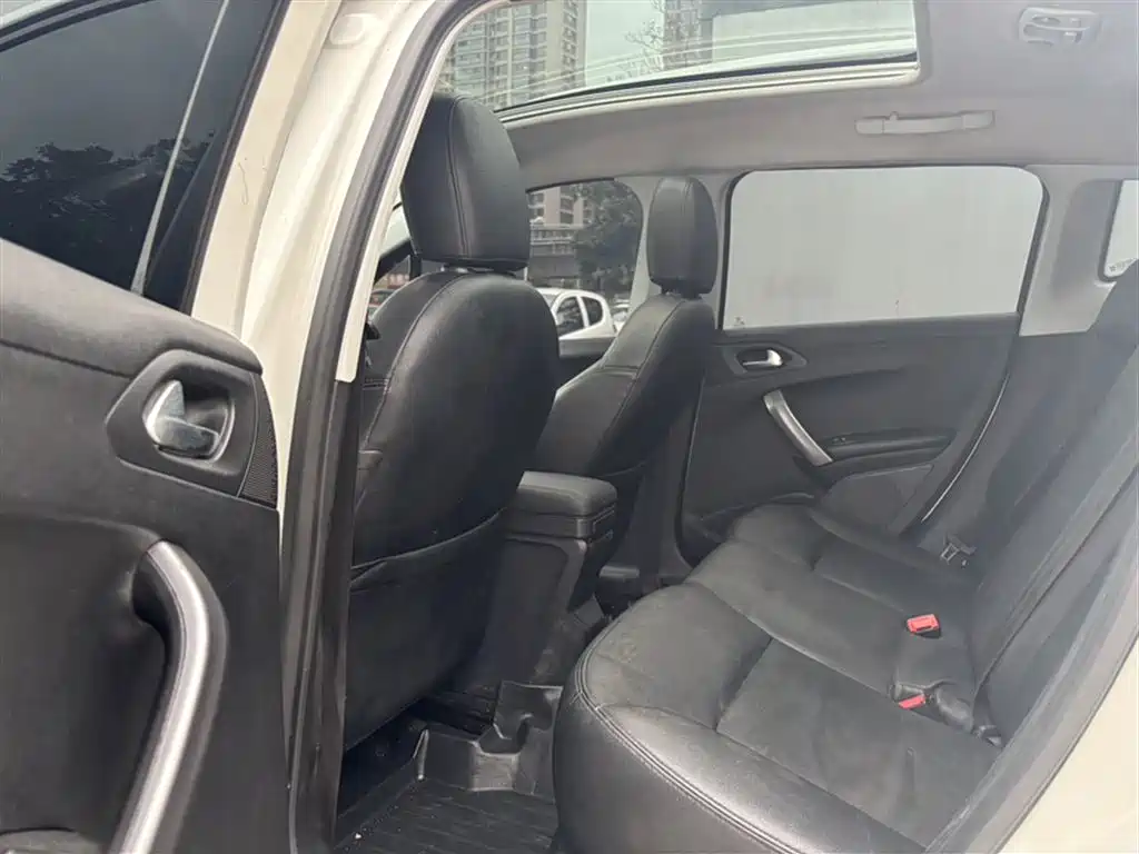 Peugeot 2008 2015 — фото 15
