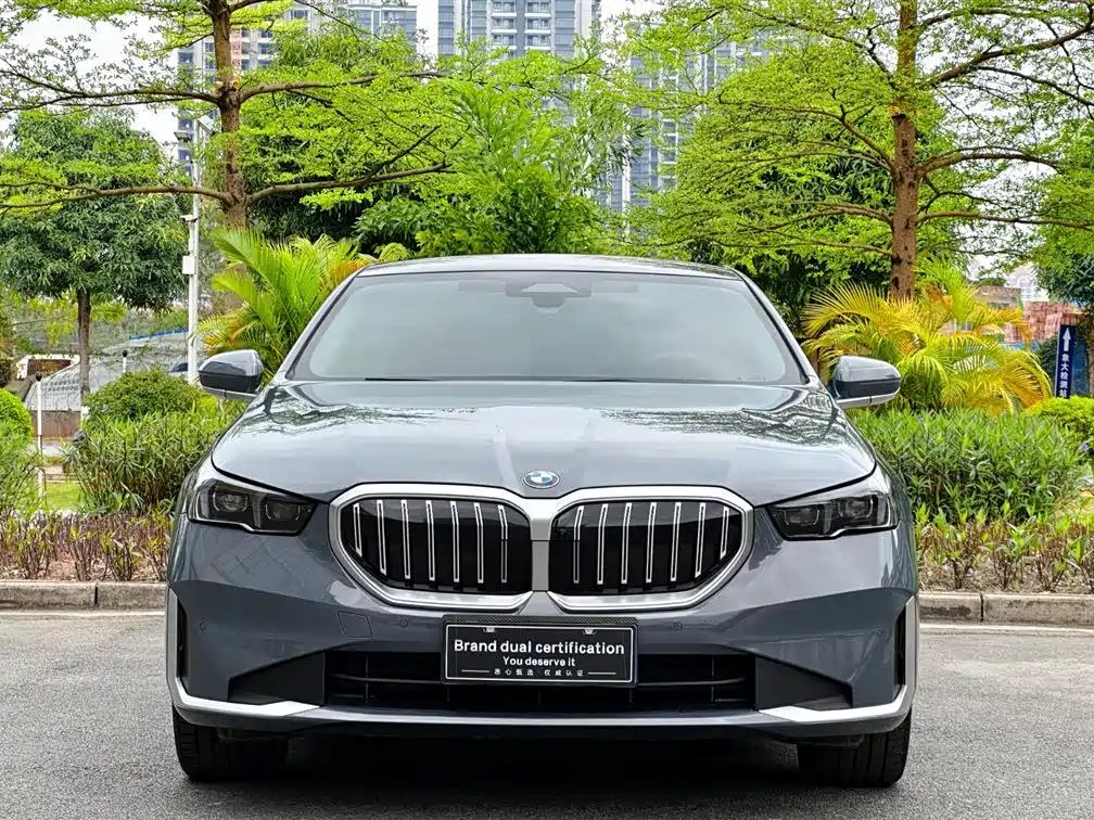 BMW 5 Series 2025 — фото 3