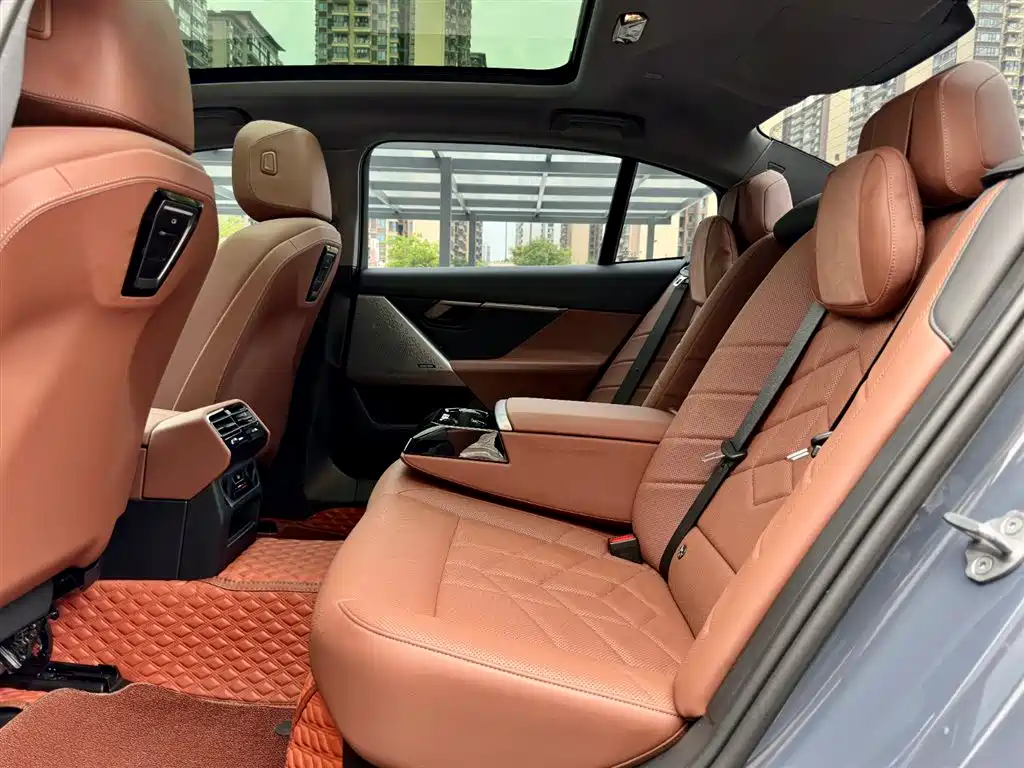 BMW 5 Series 2025 — фото 13