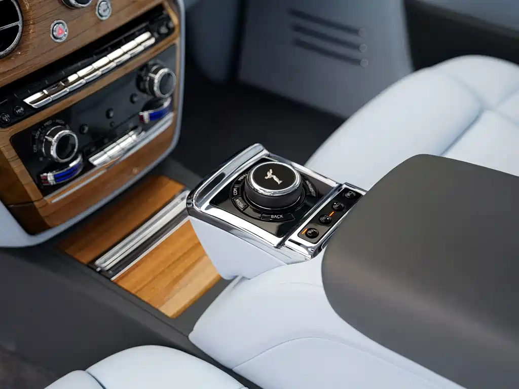 Rolls-Royce Phantom 2020 — фото 29