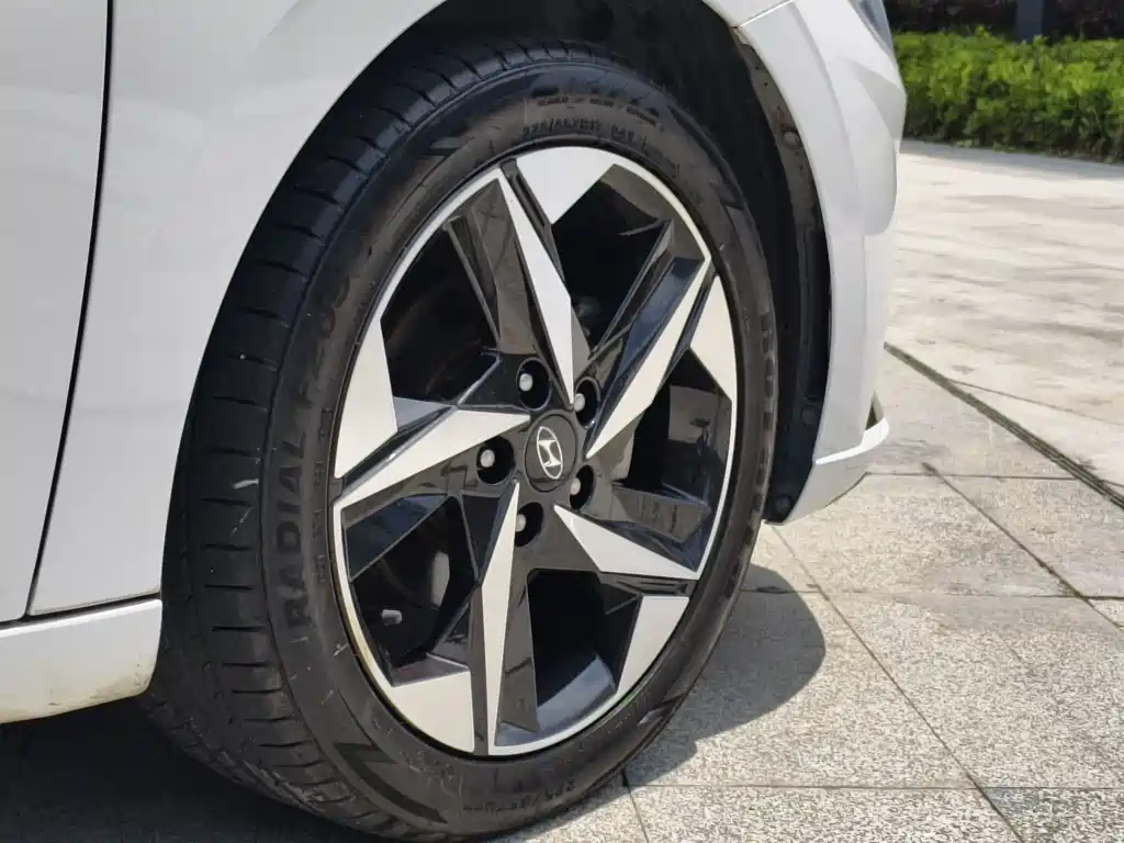 Hyundai Elantra 2021 — фото 17
