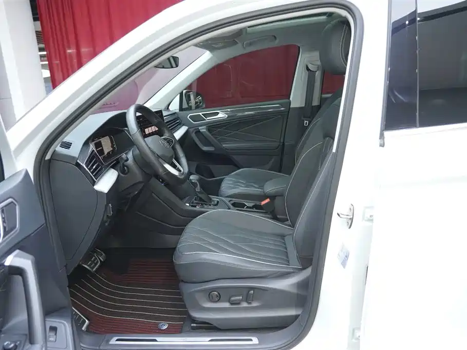 Volkswagen Tiguan L 2023 — фото 12