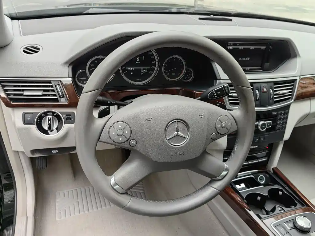Mercedes-Benz E-Class 2012 — фото 23