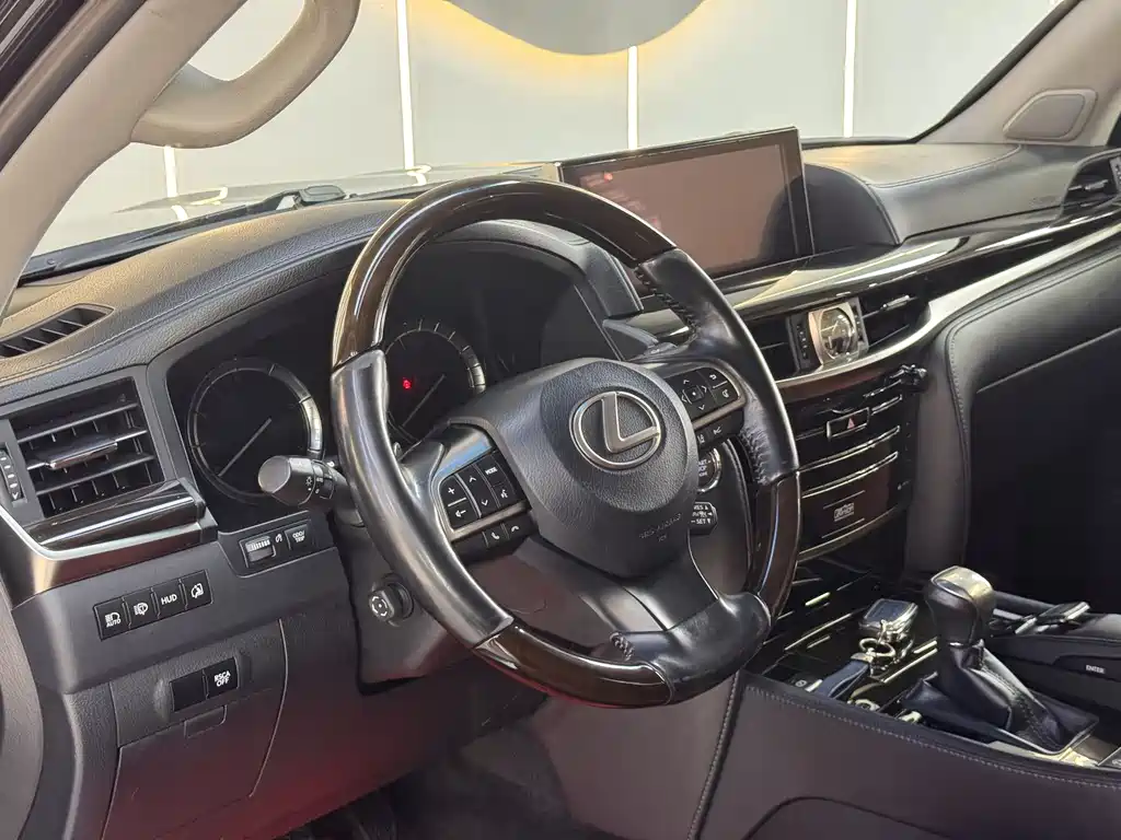 Lexus LX 2018 — фото 13
