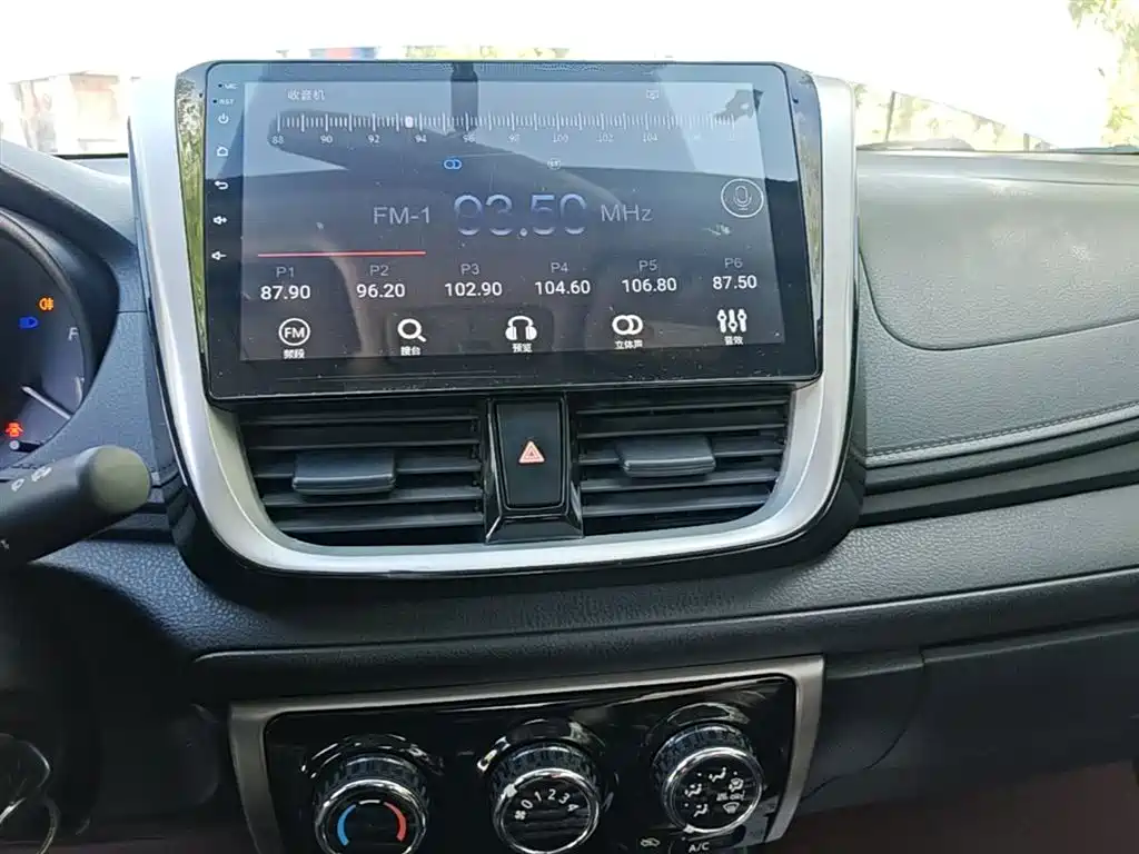 Toyota Yaris L 2018 — фото 13